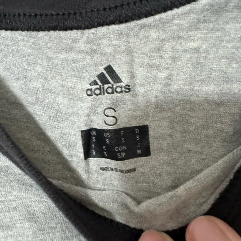 Adidas Boys Size Small Baseball Kids Gray and Black Raglan Shirt